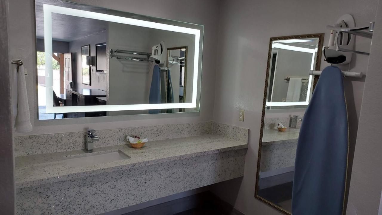 Regency Inn Норко Экстерьер фото